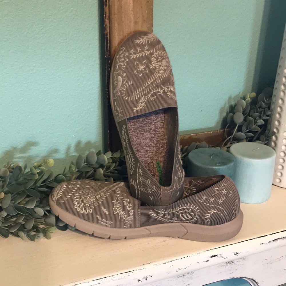Bare traps memory foam shoes